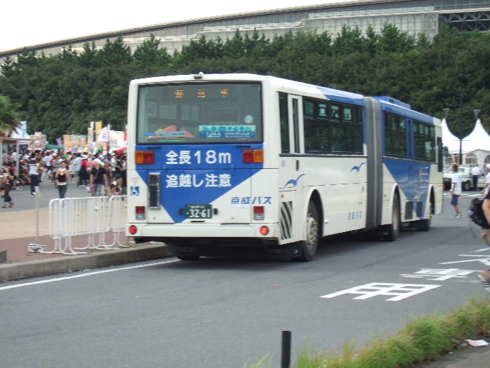 後ろから見ると連結車だと分からないので注意書きがありました。