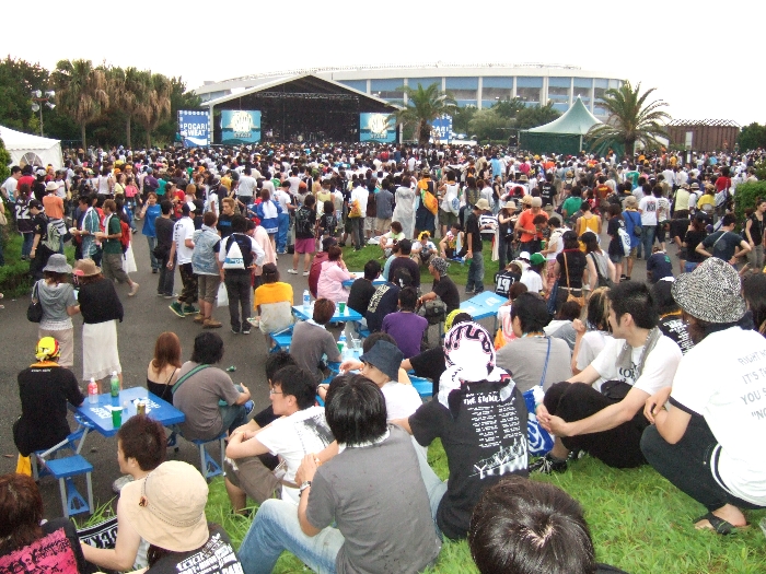 アイランド・ステージ。ステージの規模としては4番目くらいですが、収容できる人数は多い。後方に芝生の盛り土があります。