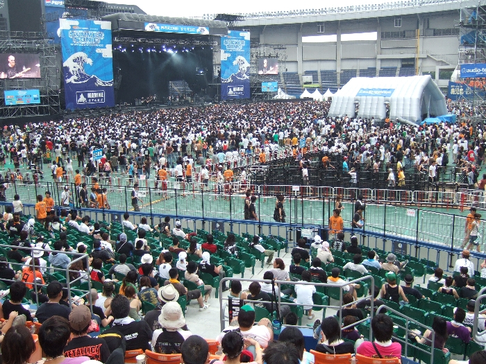 千葉マリンスタジアムのマリン・ステージ。午後の明るい時間なので、入場制限がかかるほどの混み具合ではありません。