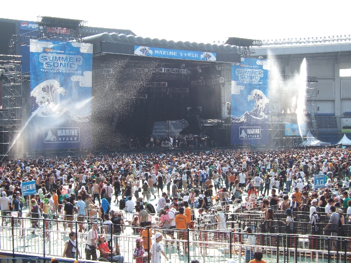 公演の合間、放水。他の野外フェスティバルでも行われています。