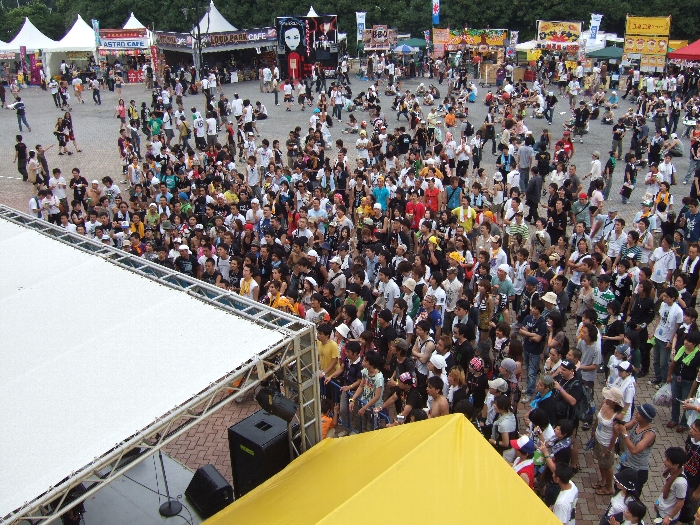 球場に隣接されたステージでコピーバンドがライブをやっていました。