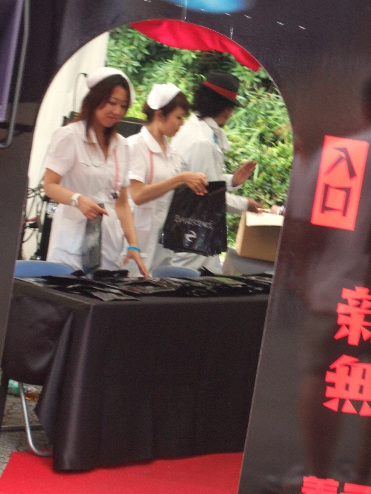 中の人はなぜか看護師姿でした。