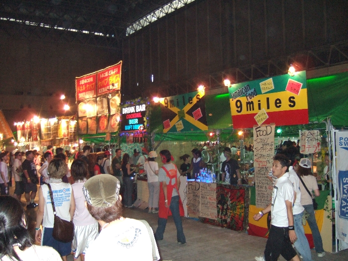 幕張メッセ内に並ぶ飲食店。