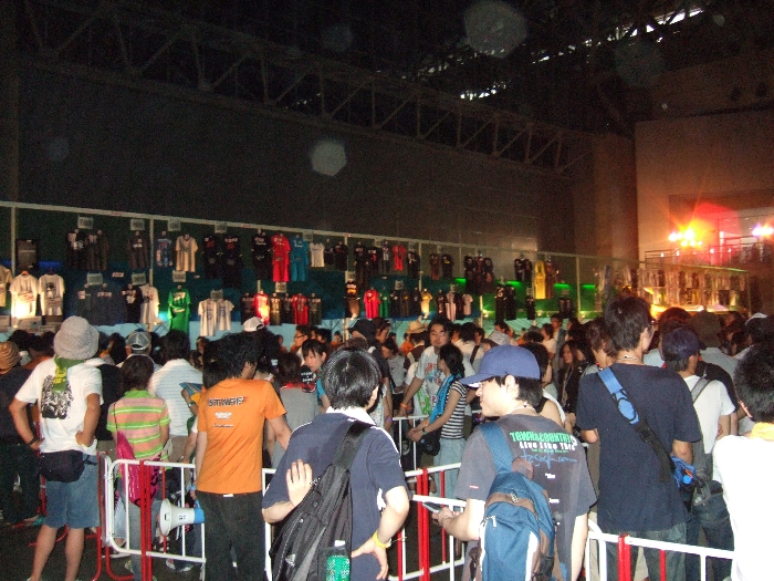 出演アーティストの公式グッズ売り場。