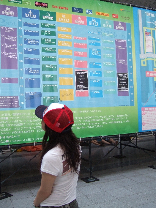 キャンセルや予定の変更があるたびに、案内板に紙が貼られます。