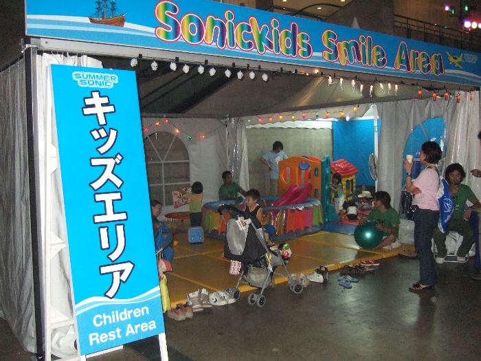 キッズエリア。フジロックフェスティバルほどは広くありません。室内での遊びだけです。