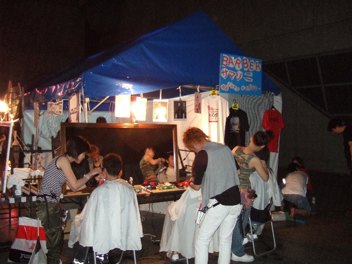 バーバー・サマソニ。散髪ができるところ。店のTシャツまで売っています。