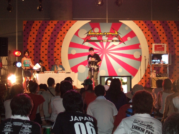 審査員を招いてカラオケ・コンテストをやっていました。審査員は春田和幸と織田無道でした。歌唱力の審査能力がある人なのかどうか疑問でした。