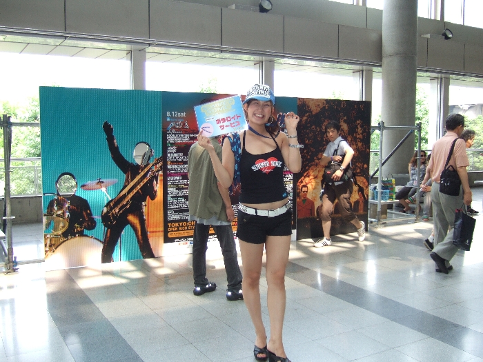 行楽地にあるような顔をくりぬいたボード。左はダフト・パンク、右はウィーザー。ダフト・パンクはサマーソニックに出演しますがウィーザーは出演しません。写真も撮ってくれます。