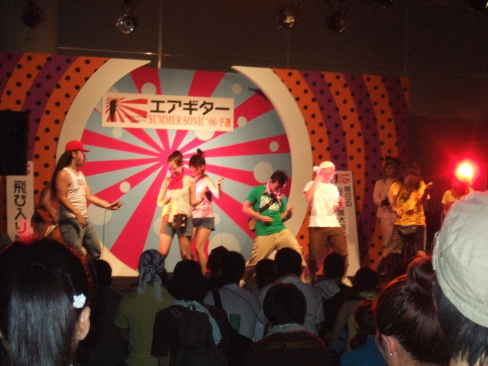 同じセットでエアギターの講習会をやっていました。このあとエアギター大会のサマソニ予選をやっていました。