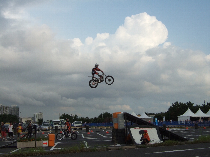 バイクでのジャンプ。