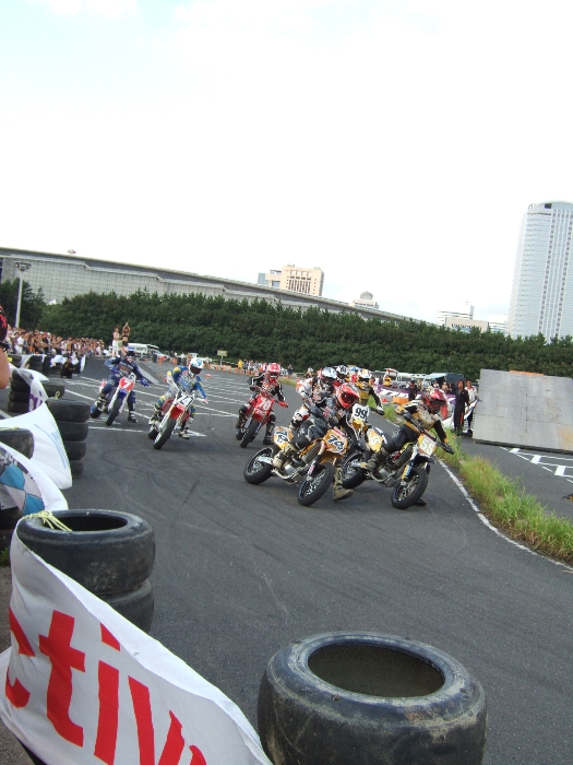 マルチプレックス。千葉マリンスタジアム近くの駐車場で催されるオートバイのショー。