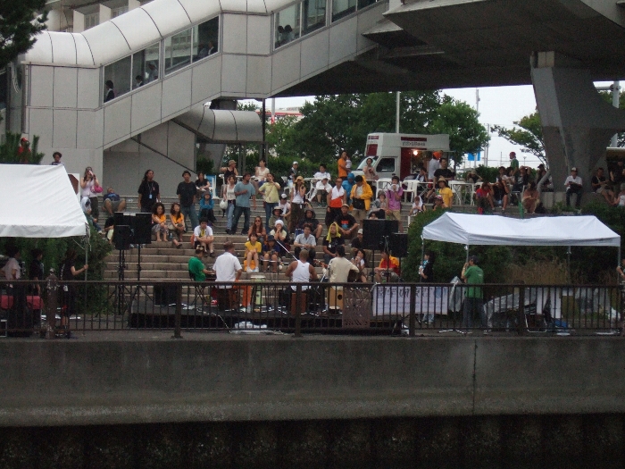 川の対岸から見たリバーサイド・ガーデン。