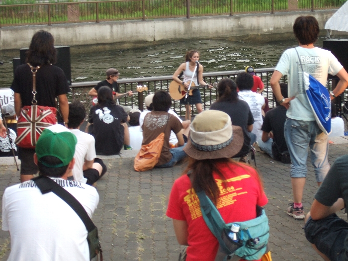 ステージの規模はそれほど大きくありません。