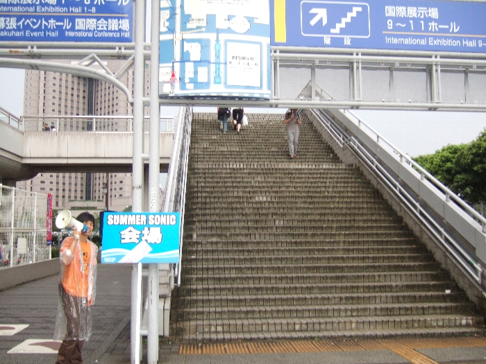 幕張メッセ、千葉マリンスタジアムへは徒歩で10分ほど。いたるところに看板や案内人がいるので迷うことはありません。