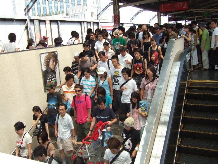 JR海浜幕張駅を降りる若い人の列。多くはサマーソニックに向かいます。
