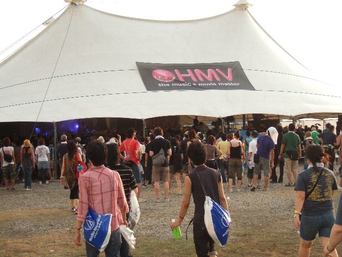 オープンテントなので、通路まで音が聞こえます。