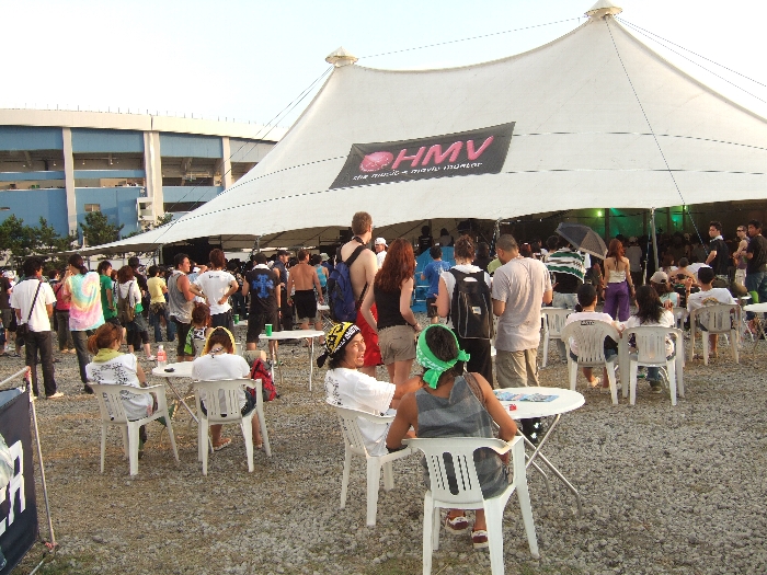 いすとテーブルがあります。