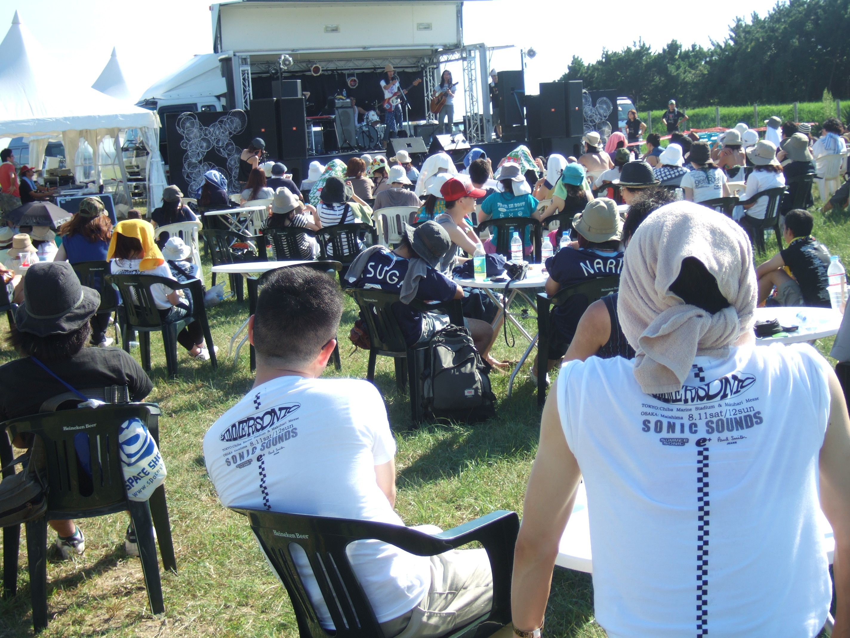 ステージはトラックの荷台を使っています。