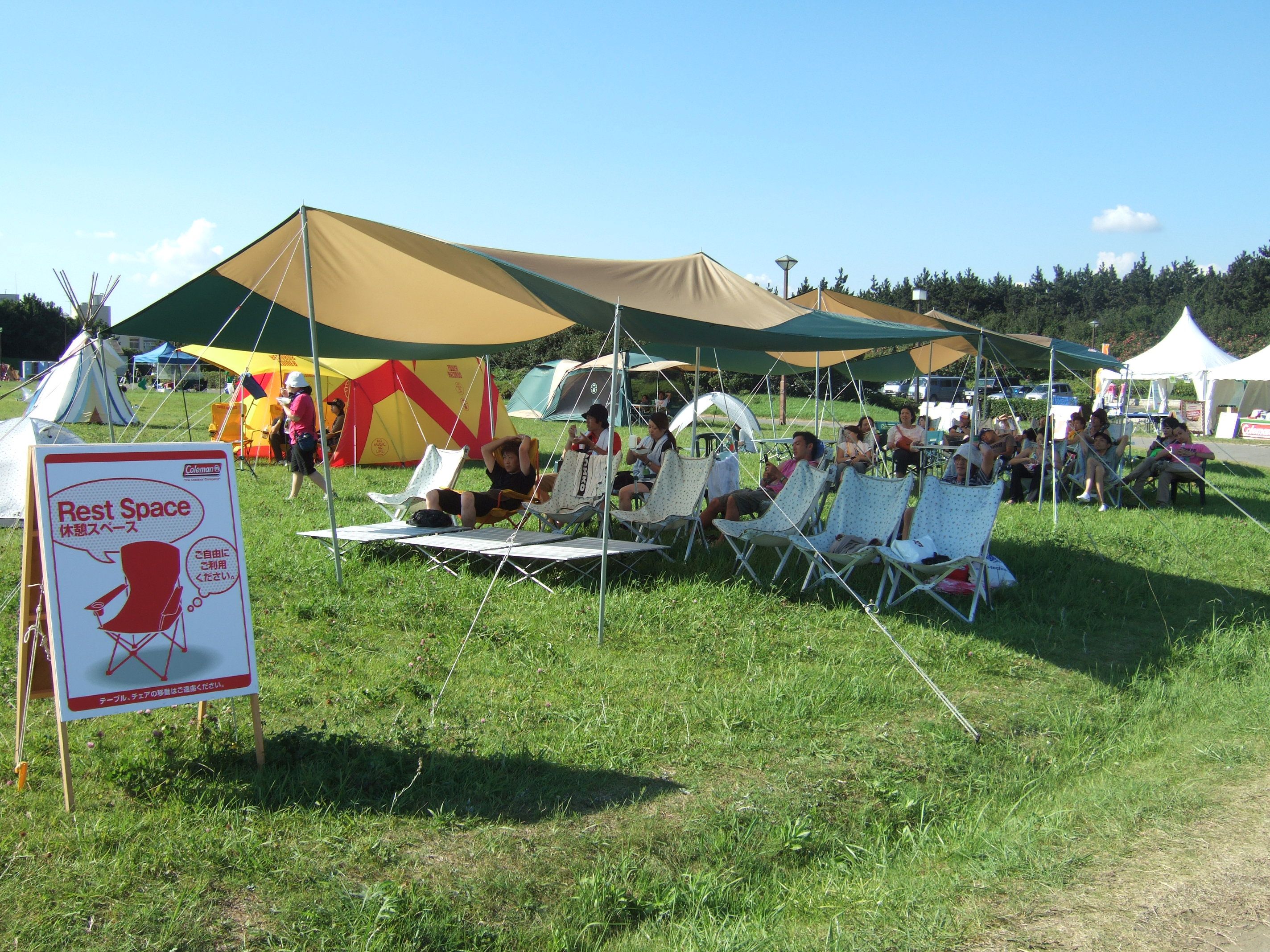 アウトドア用品のコールマンが設置している休憩スペース。