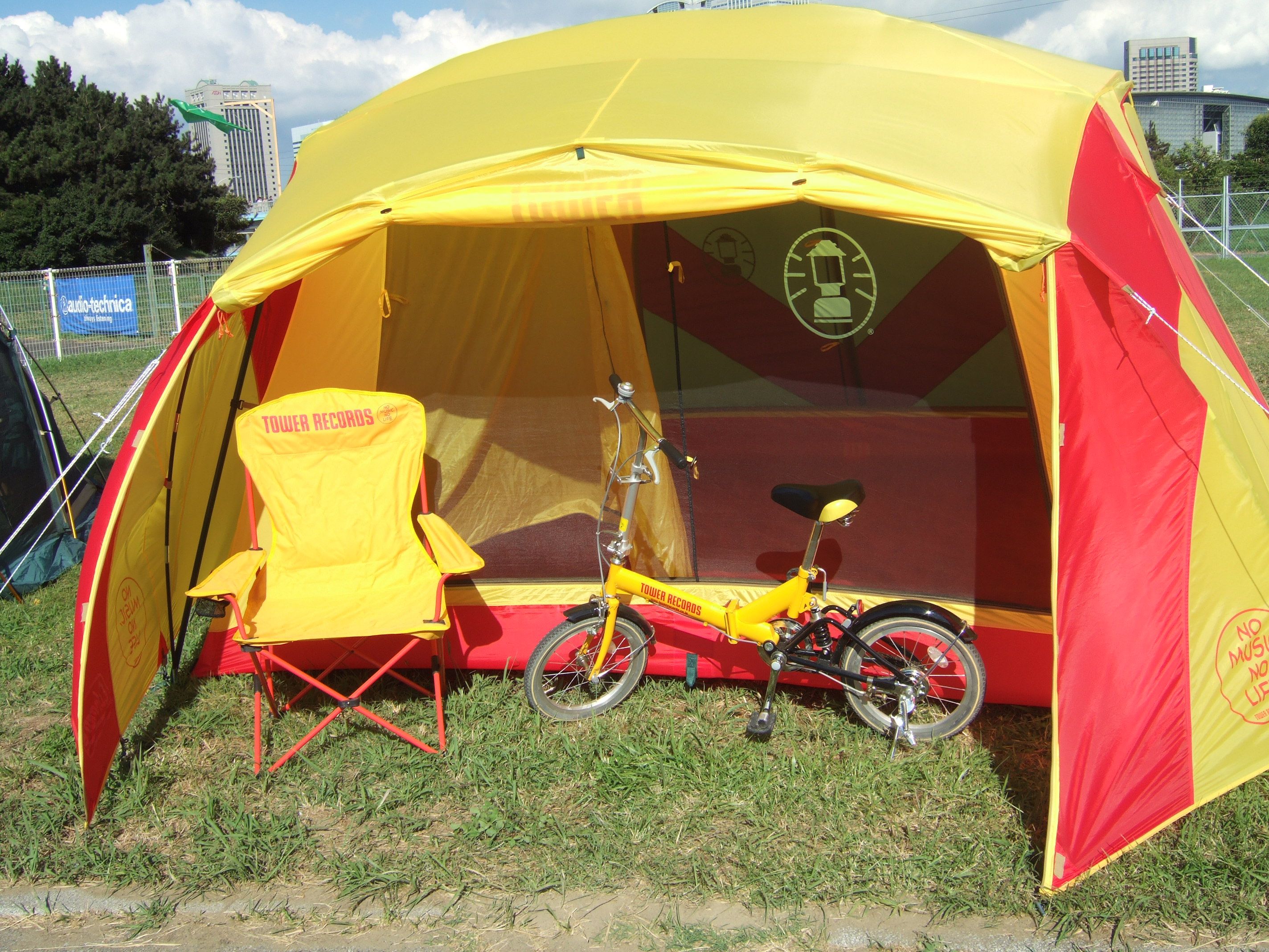 たぶんコールマン製のテント。