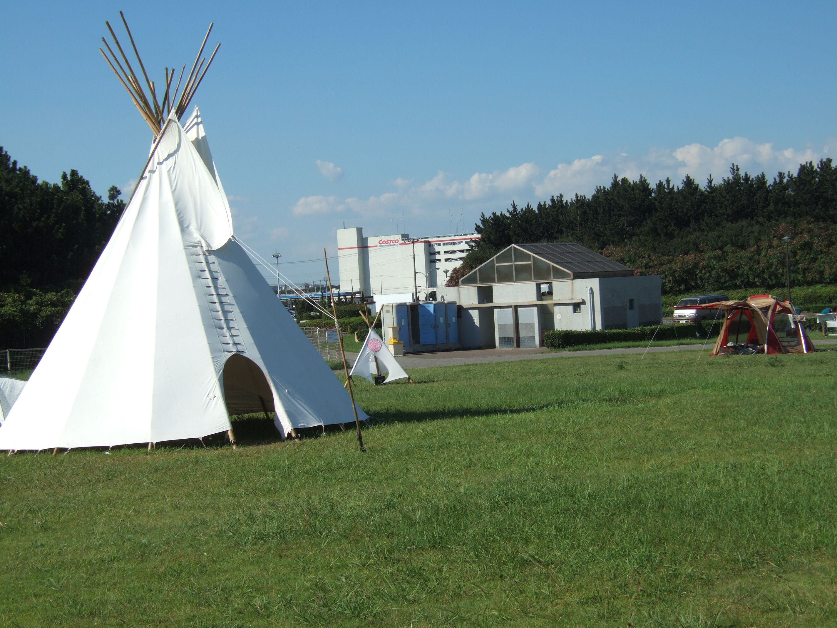テントの奥は常設と仮設のトイレがあります。