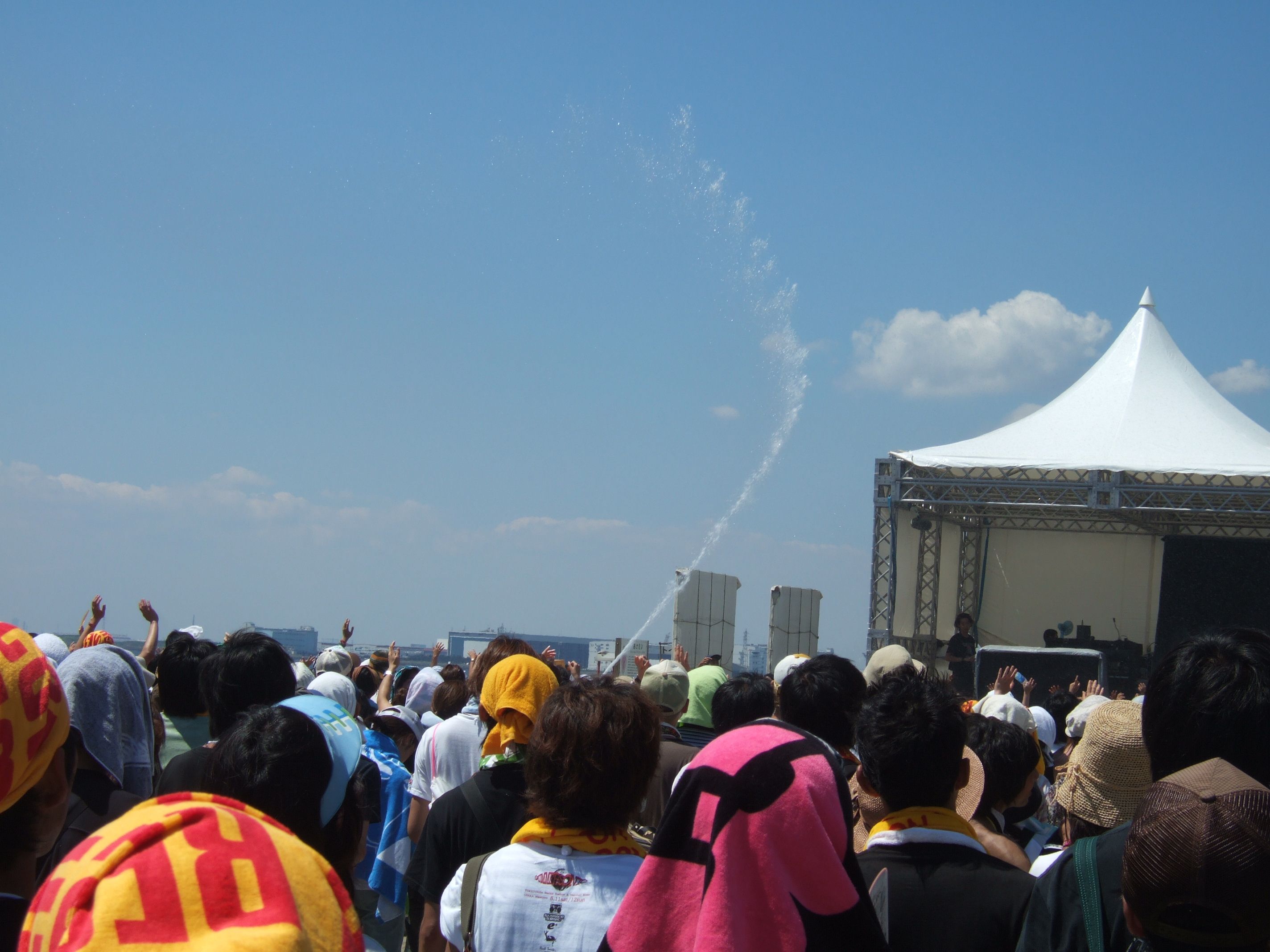 熱中症予防のためか、散水されます。