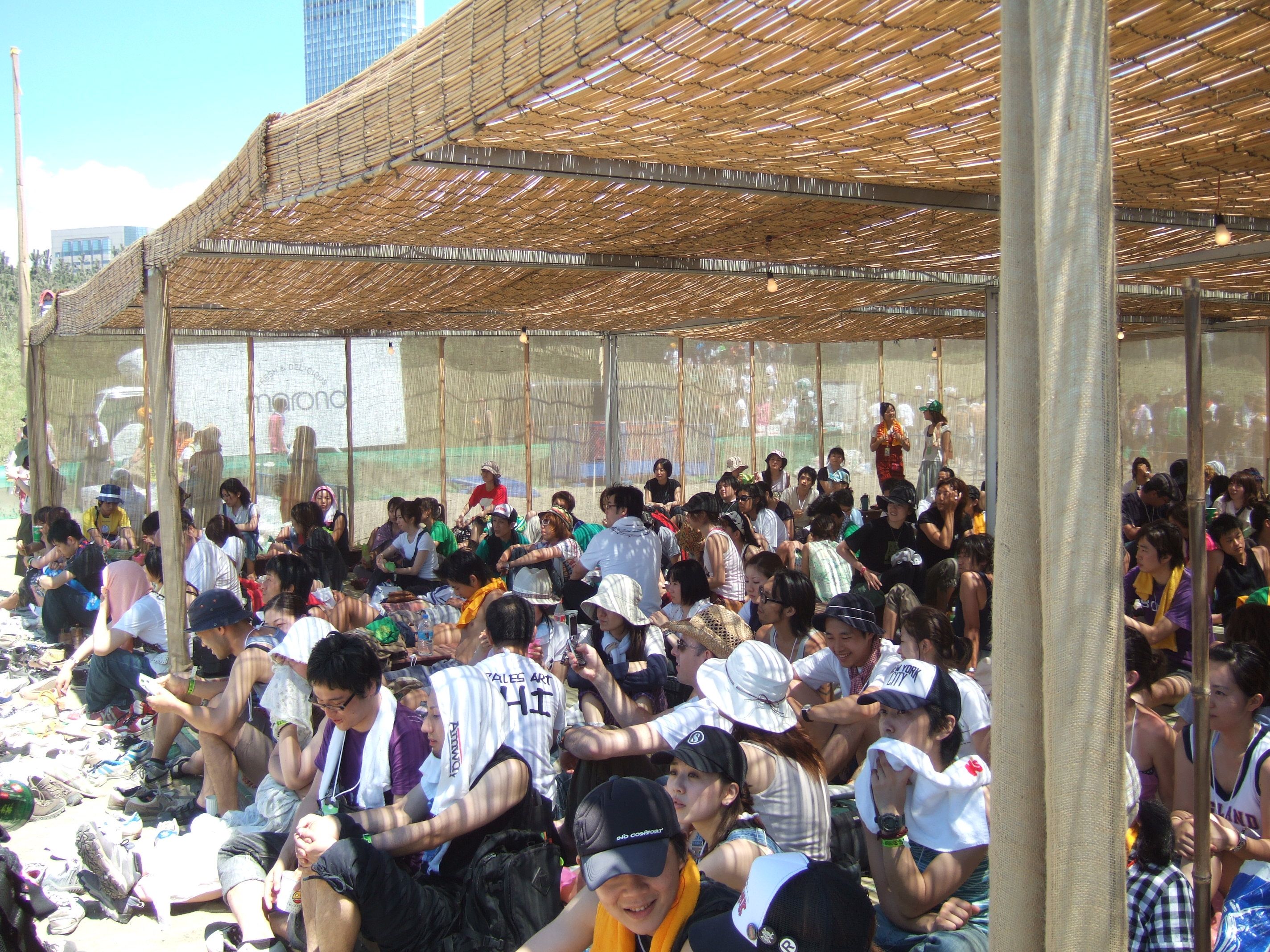 ビーチステージの入り口。ステージからは後方にあたるすだれの日よけ。