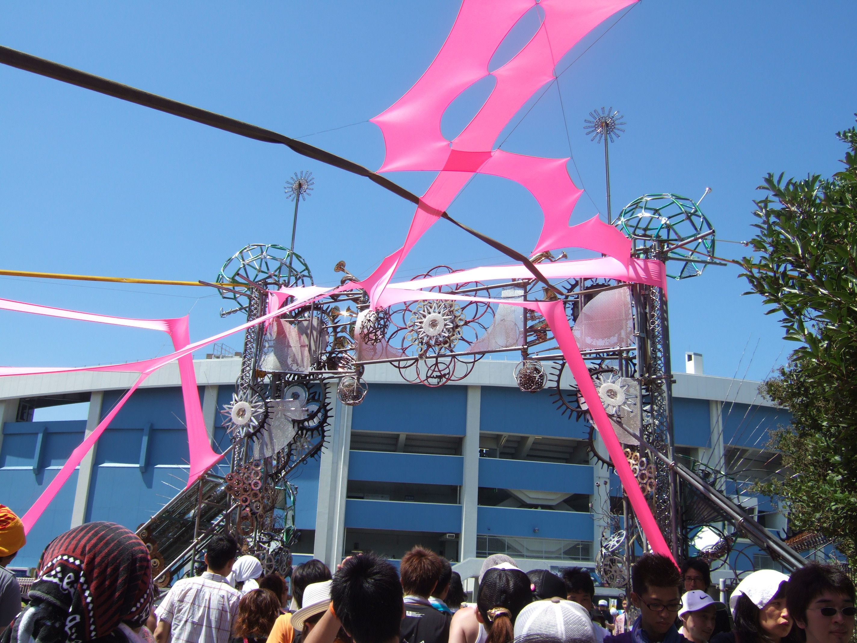 ゲートをくぐってすぐ。