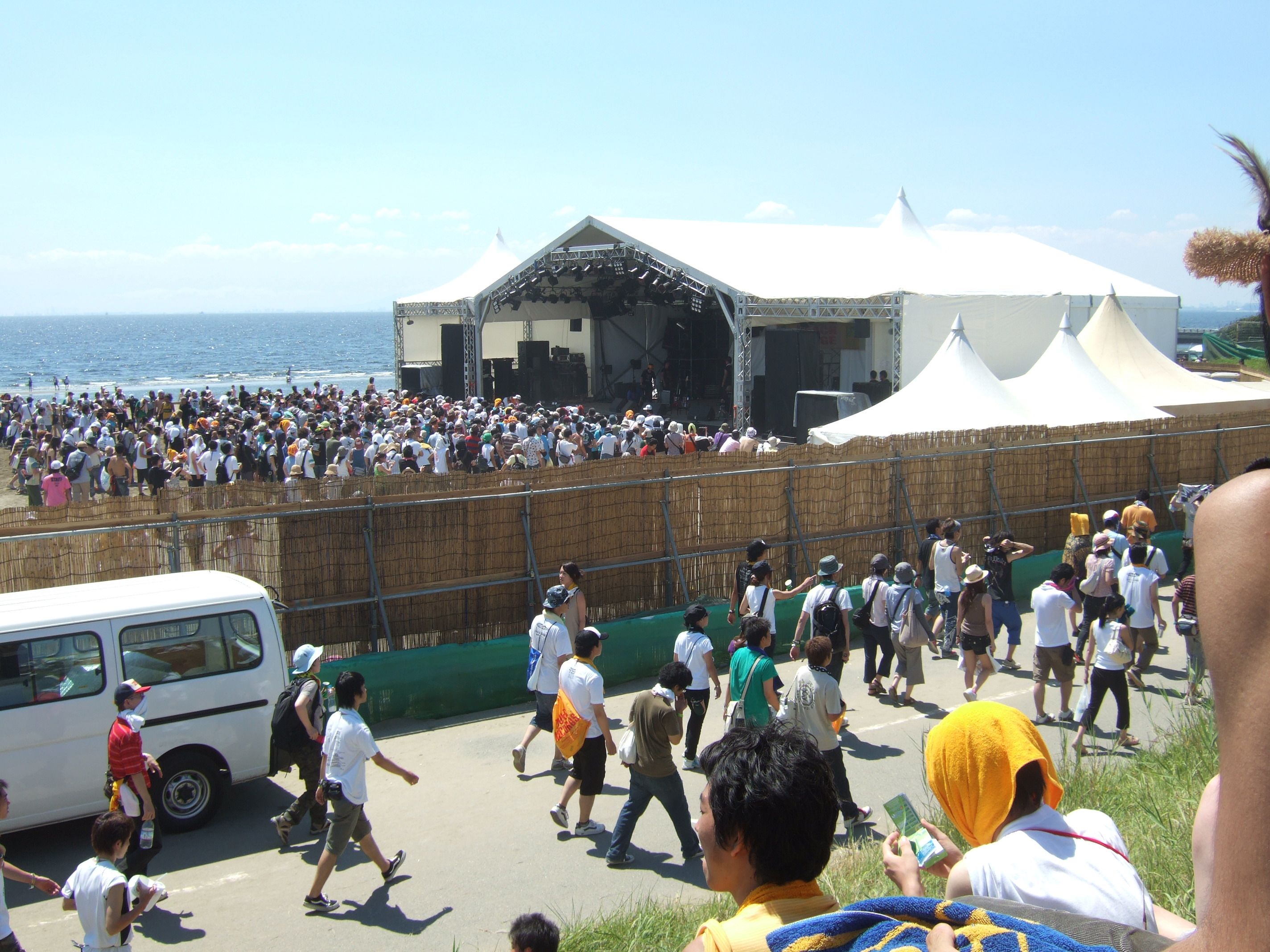 盛り土の上から。