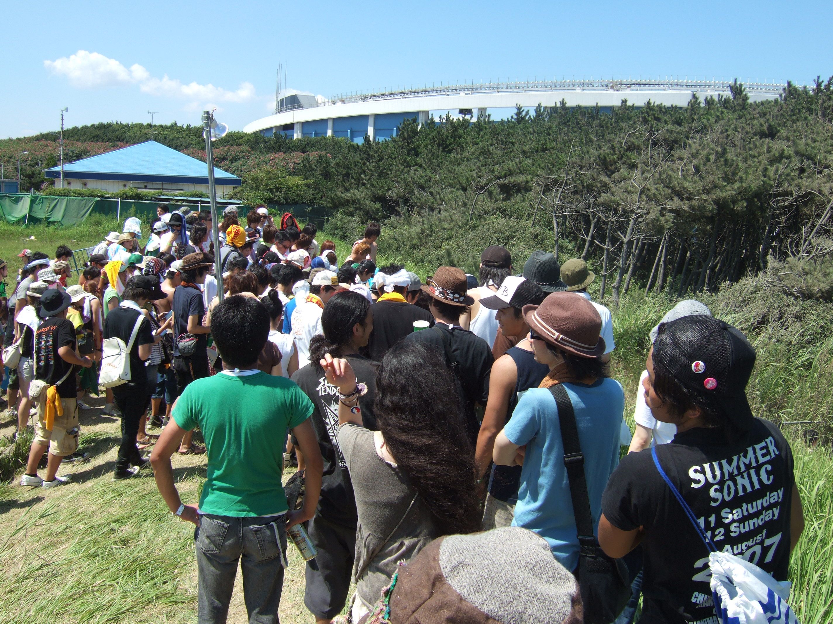 左側から退場者が上がってきます。