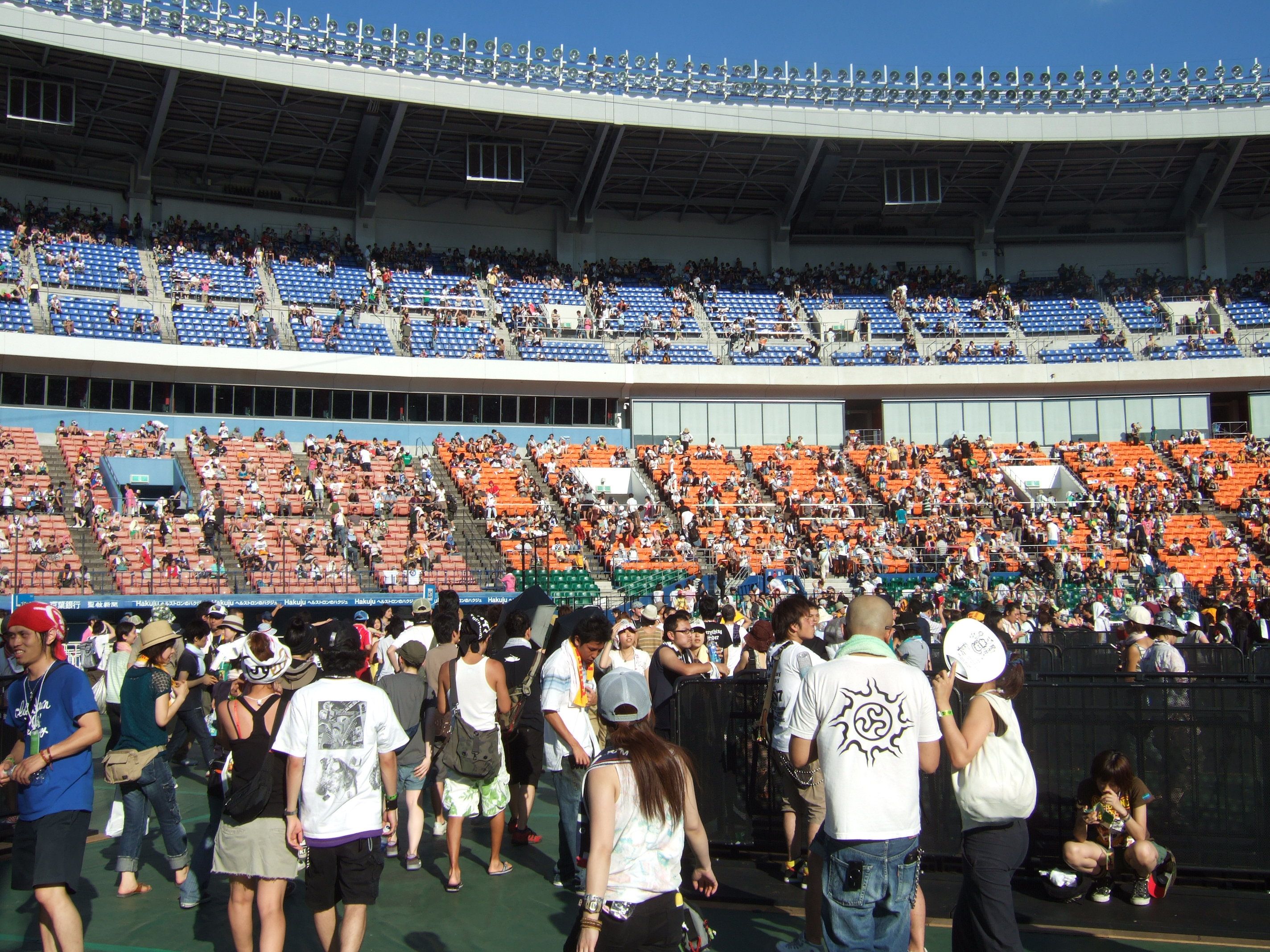 観客席の光景。上の方にも人はいます。