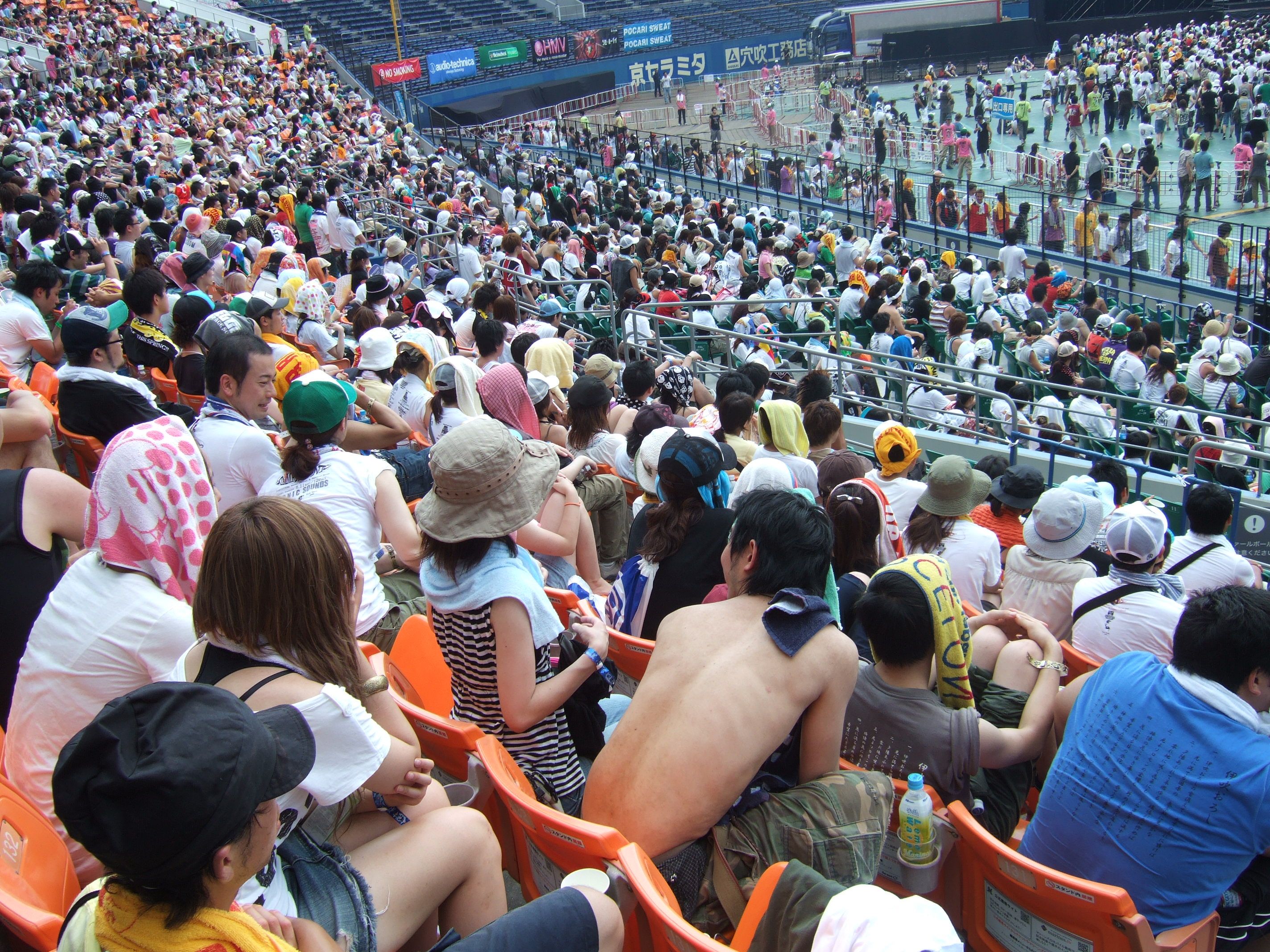 よく見える観客席はすき間なく埋まることが多い。