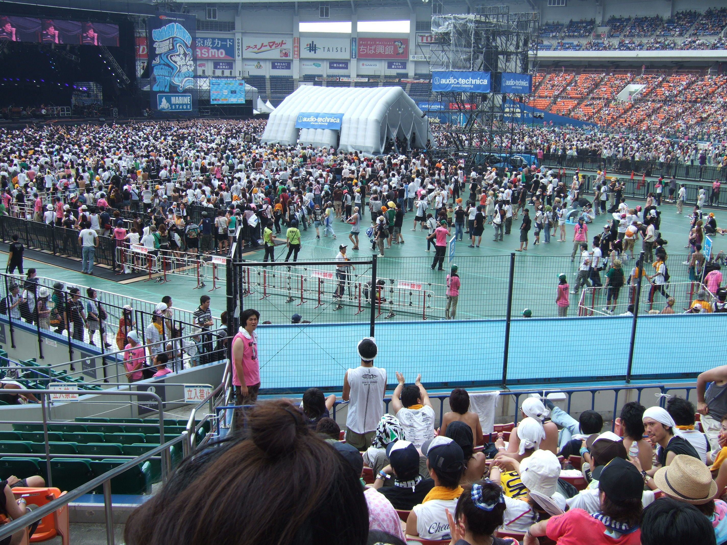 グラウンドの後方は広く空いていることもあり、自由に踊りたい人や圧迫されたくない人が見ています。