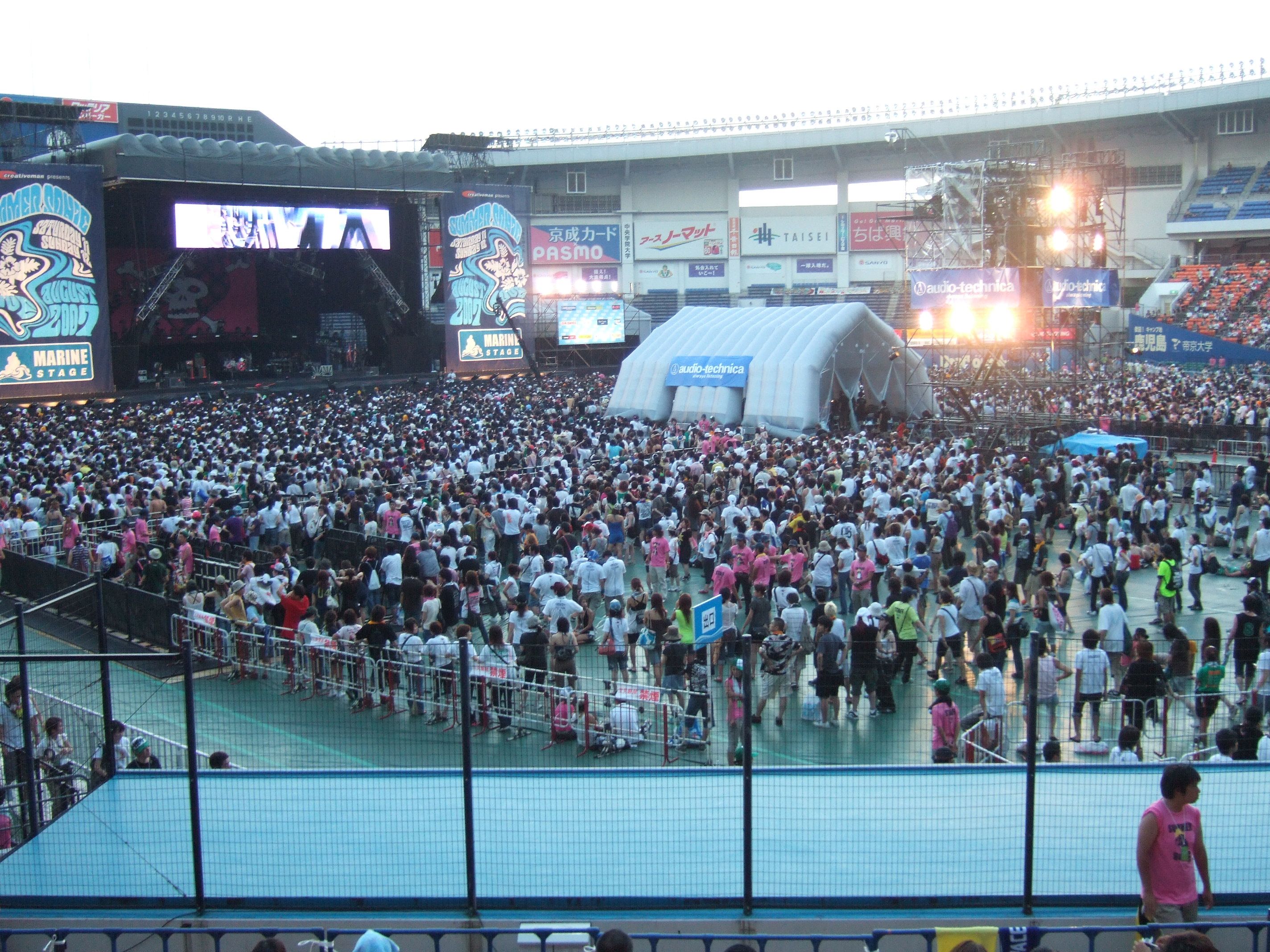 夕方以降の人気アーティストは当然後方まで埋まってきます。