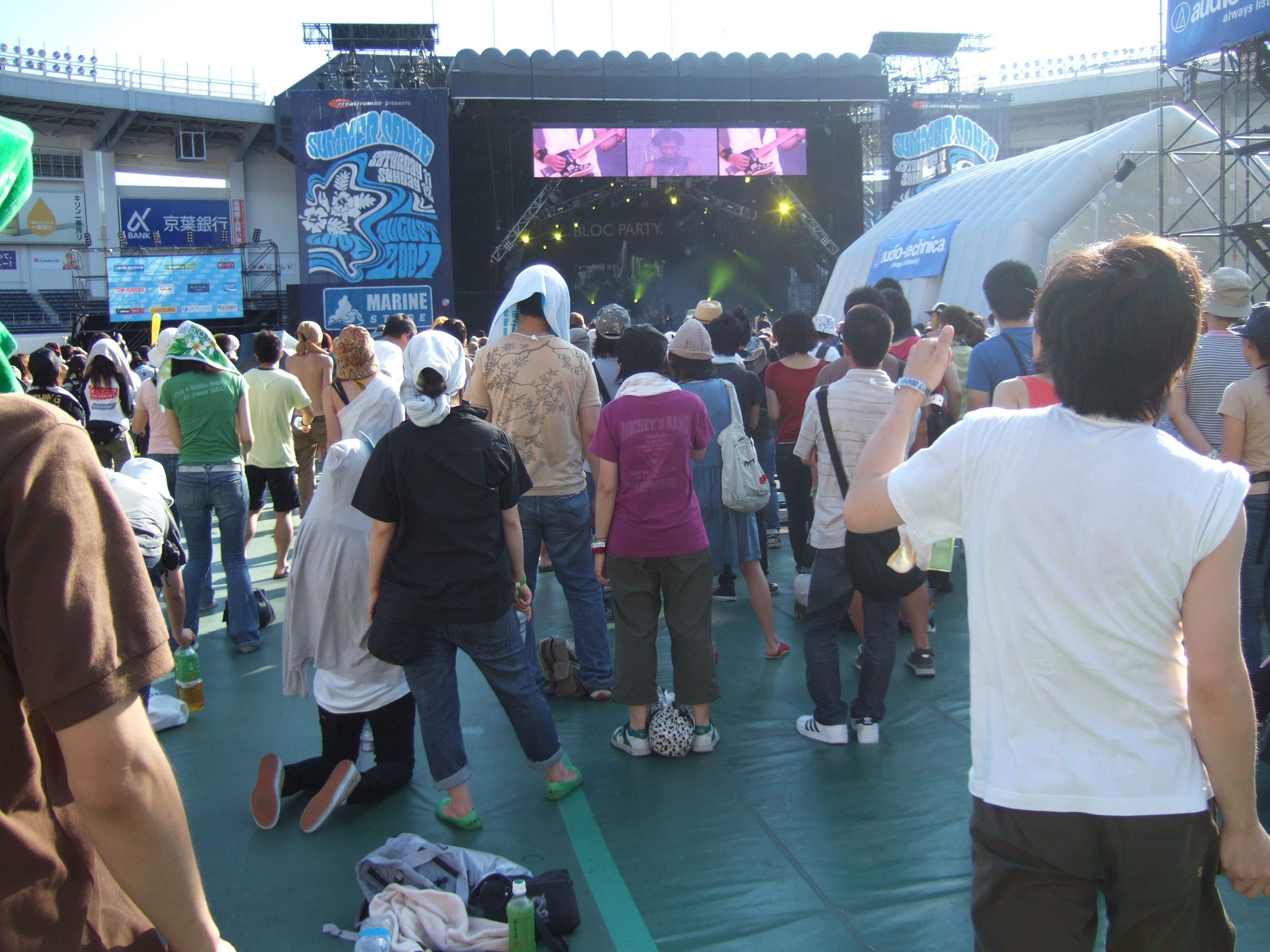 グラウンド後方。通常のスタンディングのライブと同じで、後方からステージはあまり見えません。