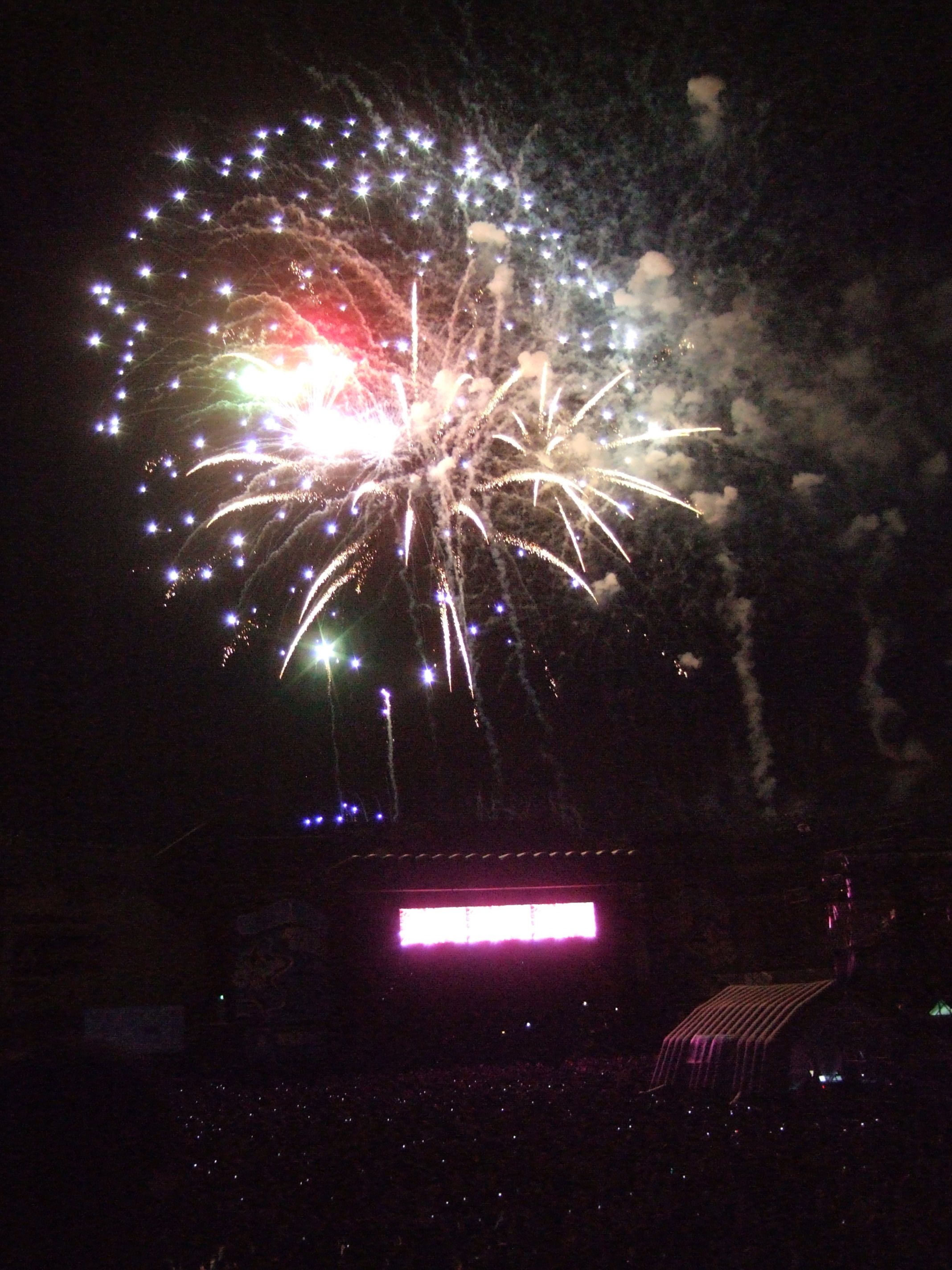 ブラック・アイド・ピーズ公演中に上がった花火。