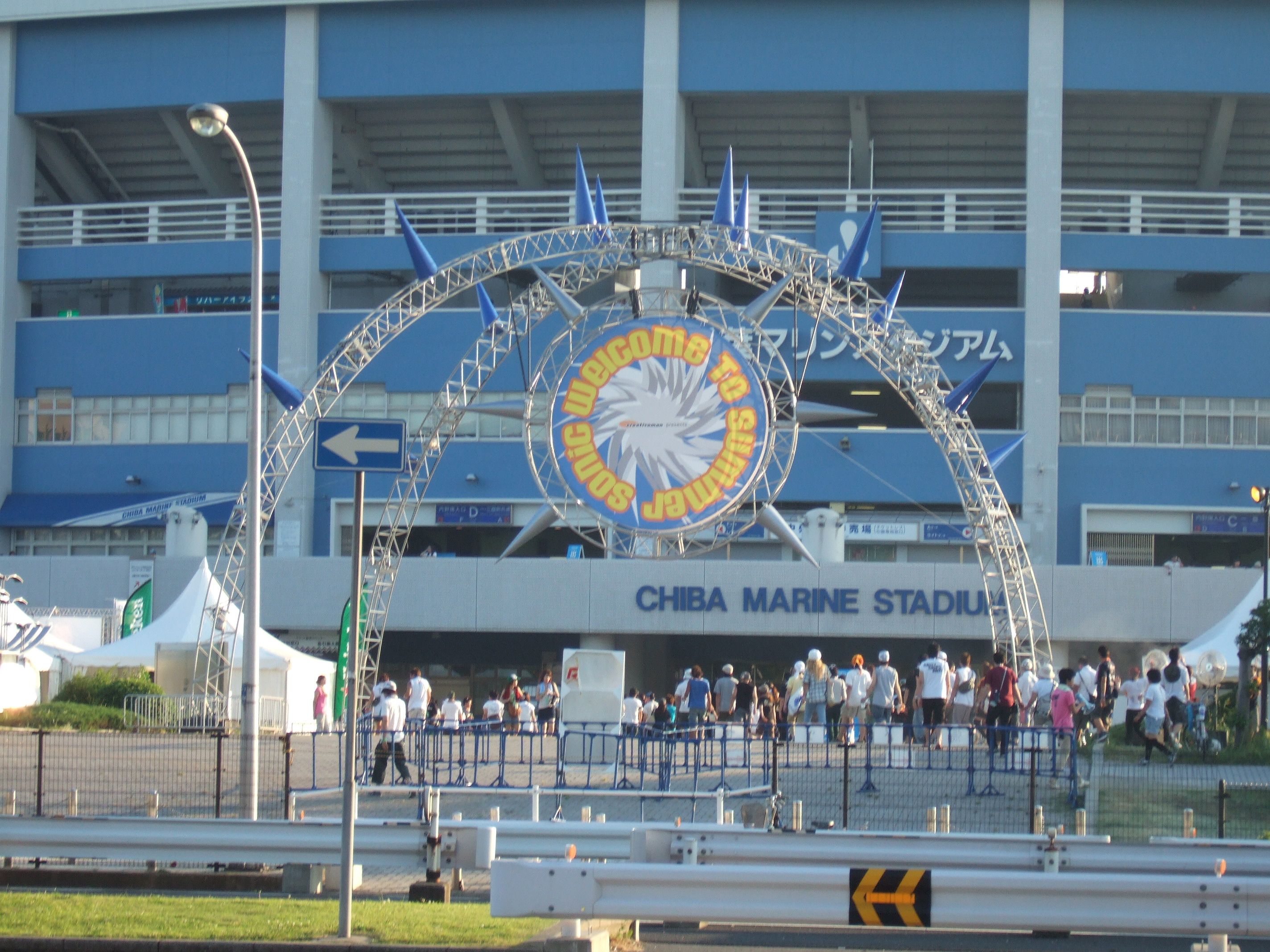 幕張メッセ側から見たマリン・ステージの入り口。