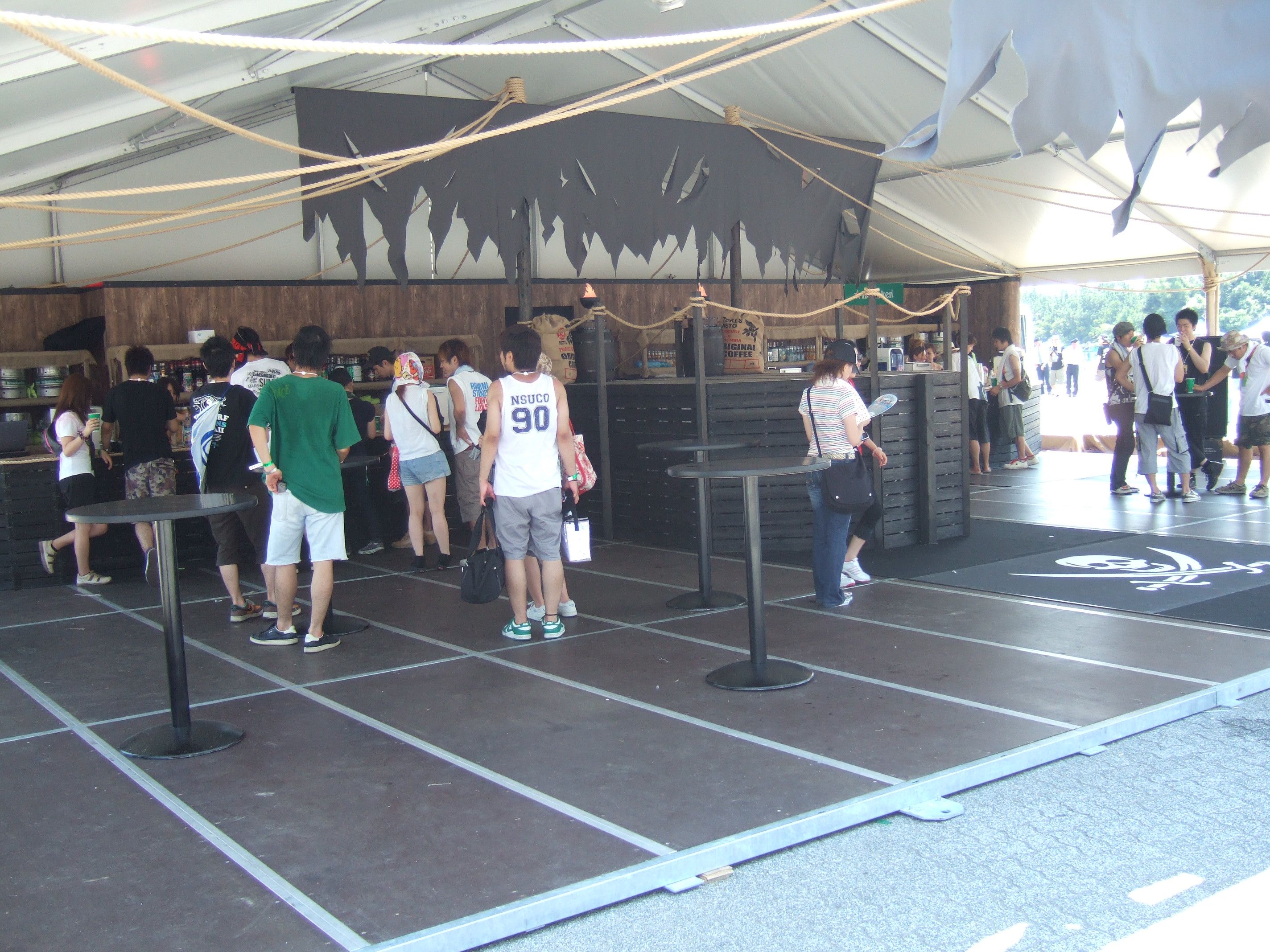 ステージはカクテル・バーの併設と言っていいでしょう。