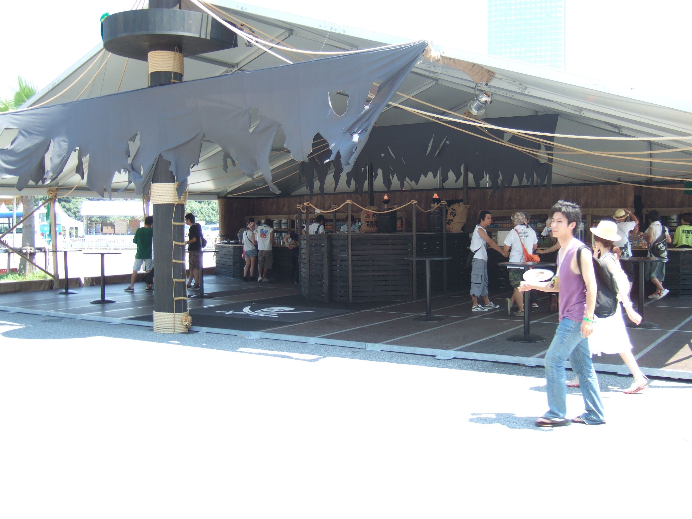 ステージが設けられたテント小屋。