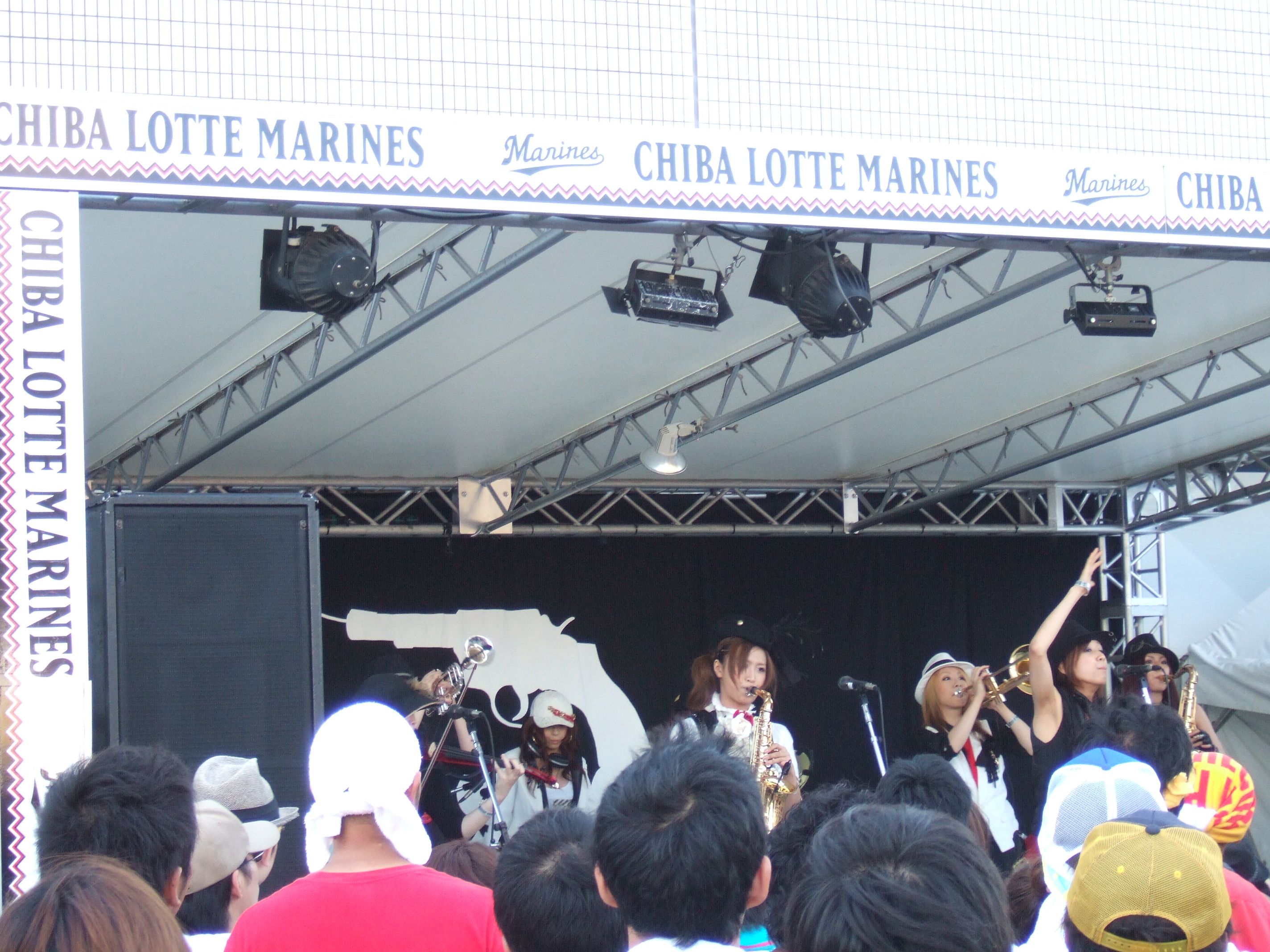 女性スカ・バンドがライブをやっていました。