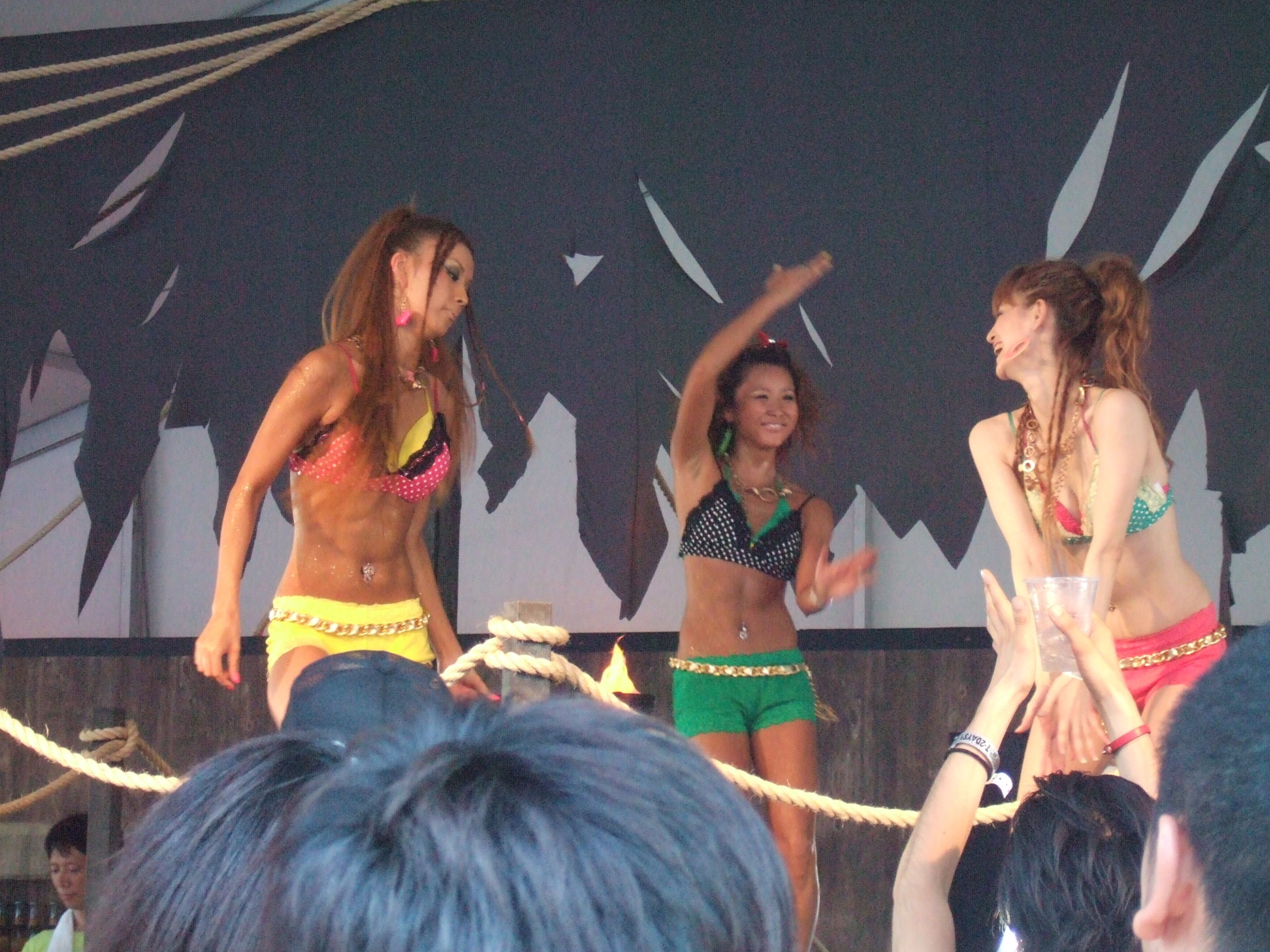 ステージで踊る女性。最近はどのフェスティバルにも女性のパフォーマンスを見せる場が設けられています。