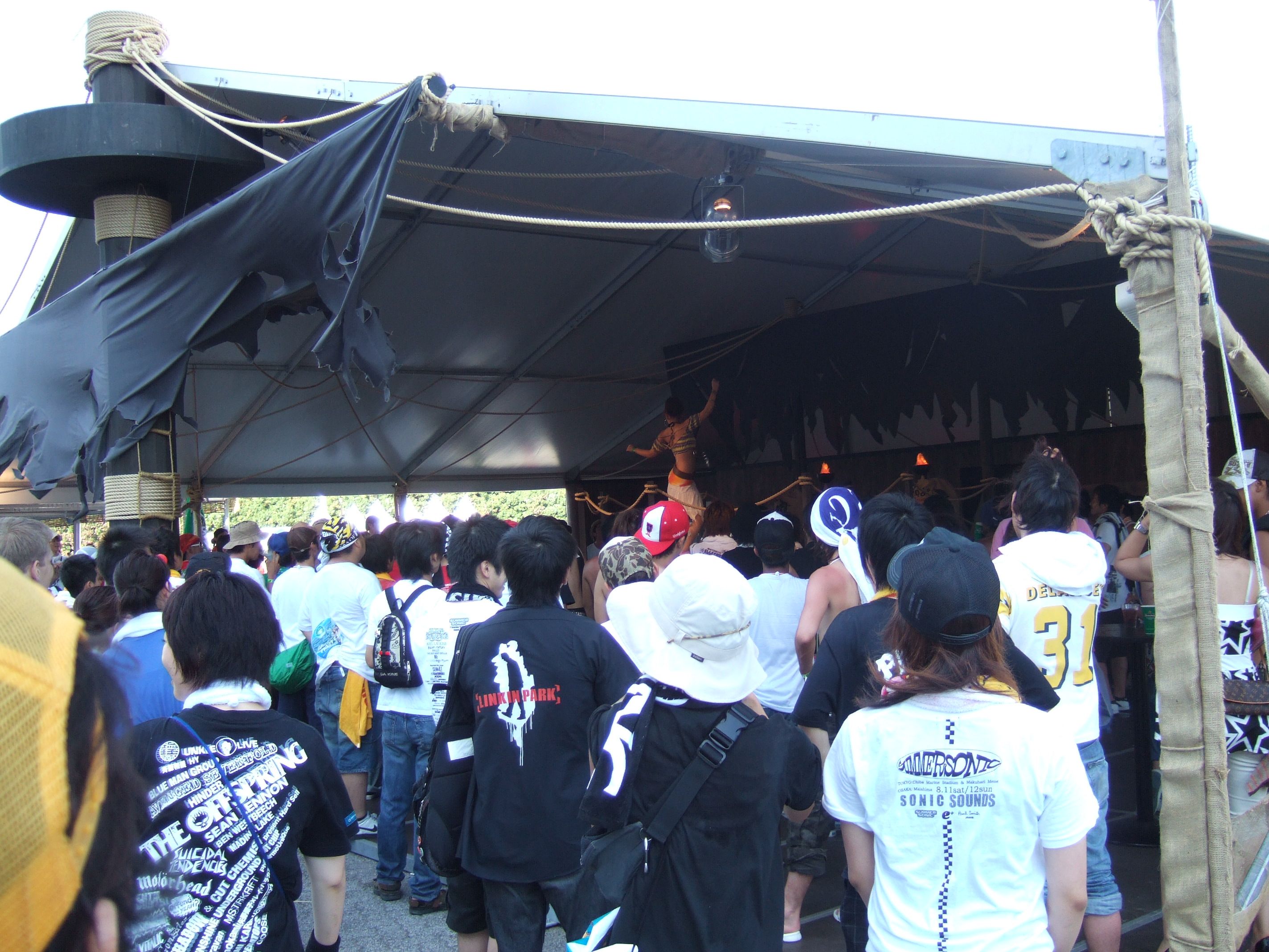 テントに集まる人。 