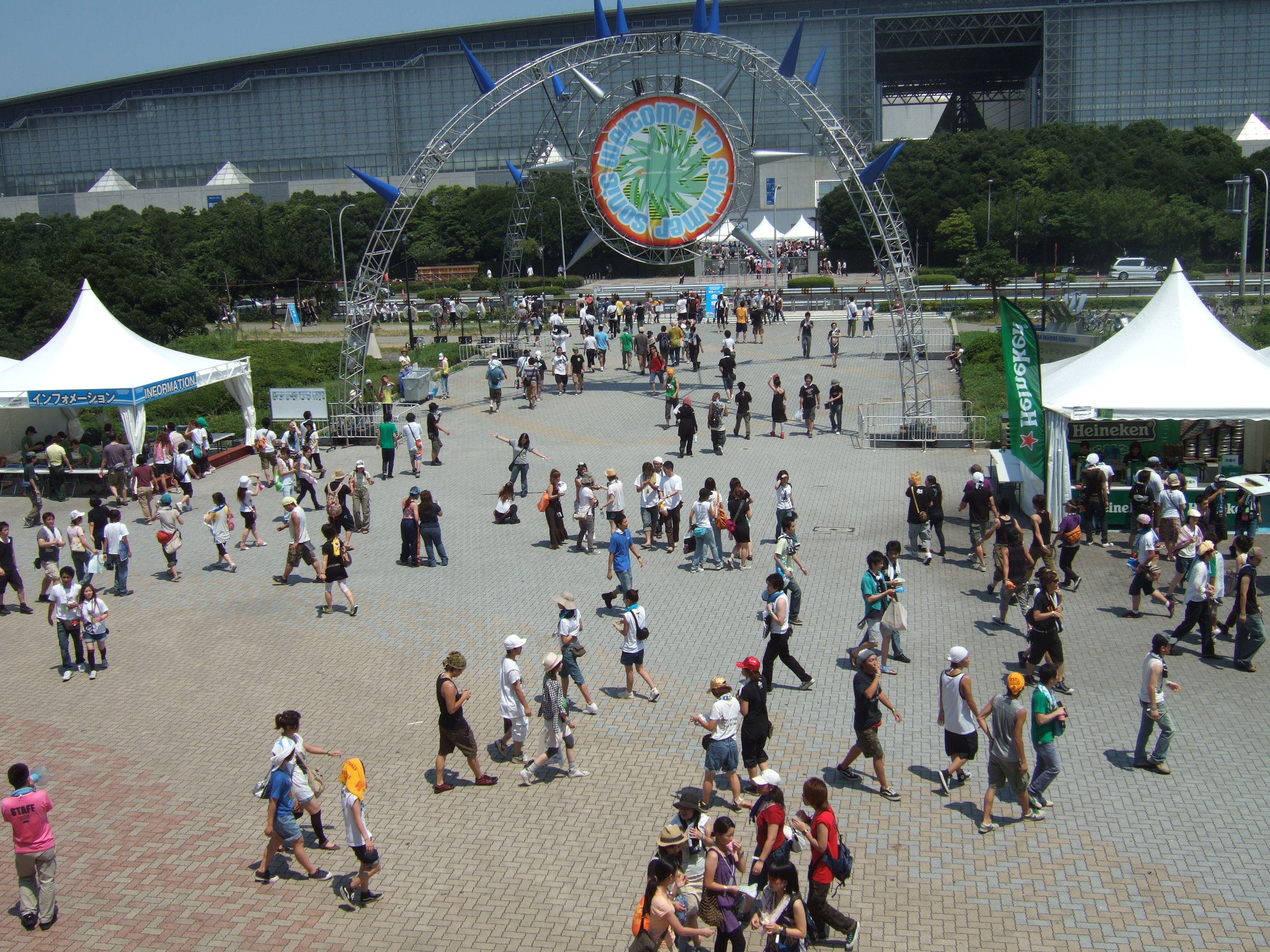 マリン・ステージの入り口を球場側から見た光景。