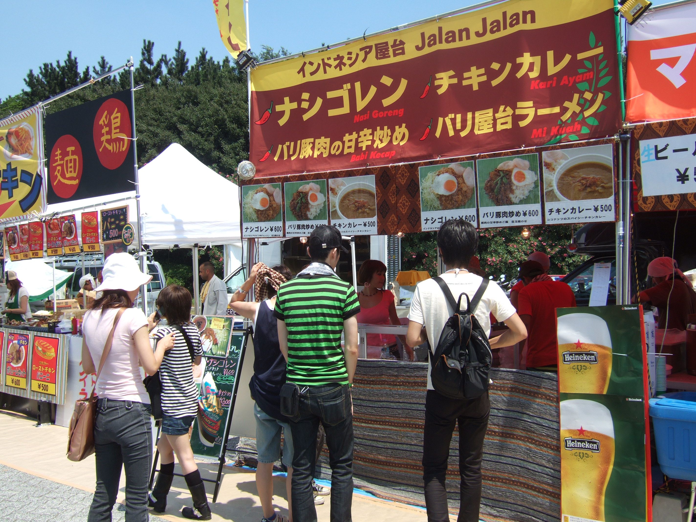 ナシゴレン等を販売するインドネシア屋台。手書きの看板とは違い、各種イベントに何度も出ているような看板です。