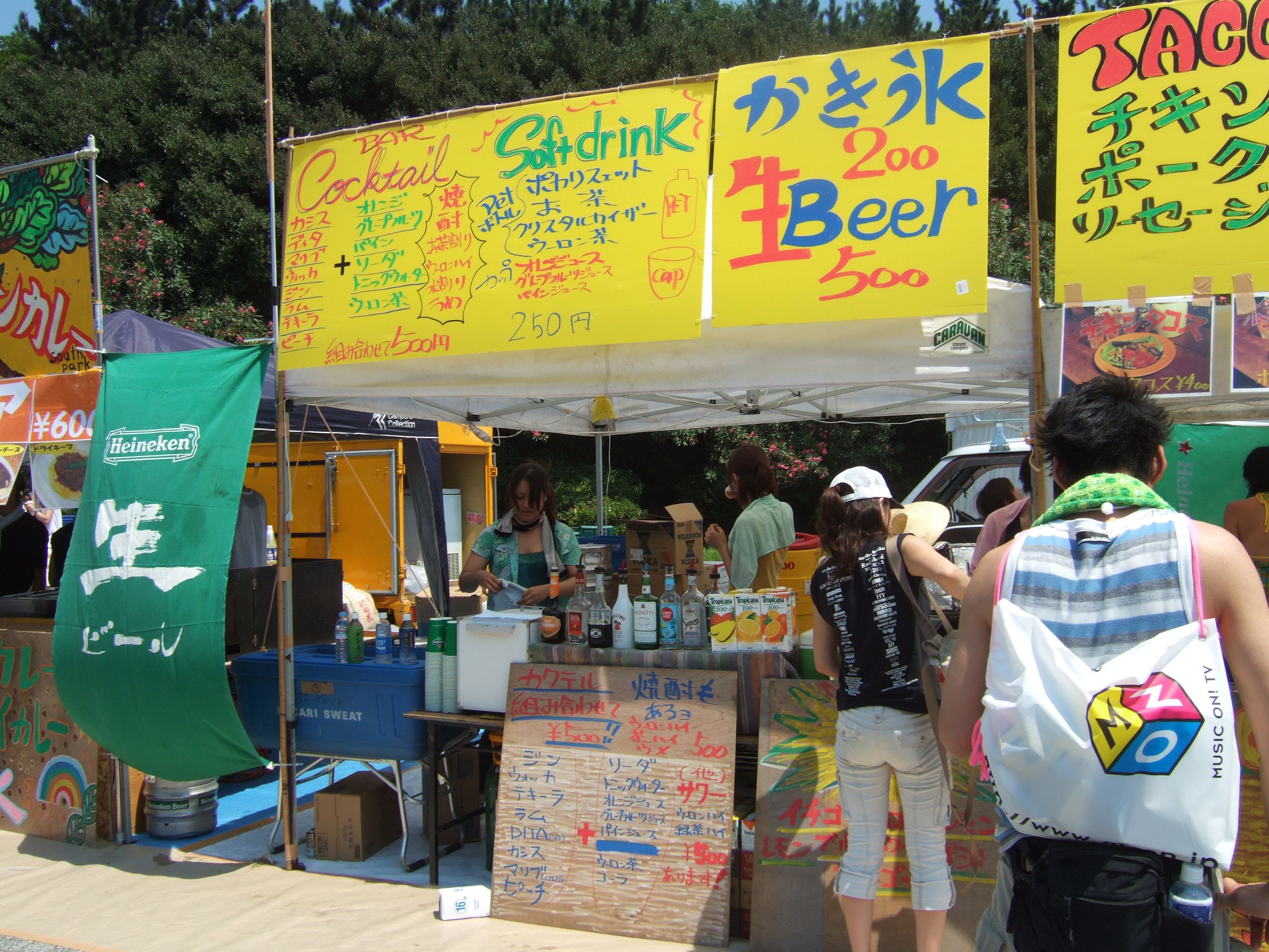 カクテルなど販売。