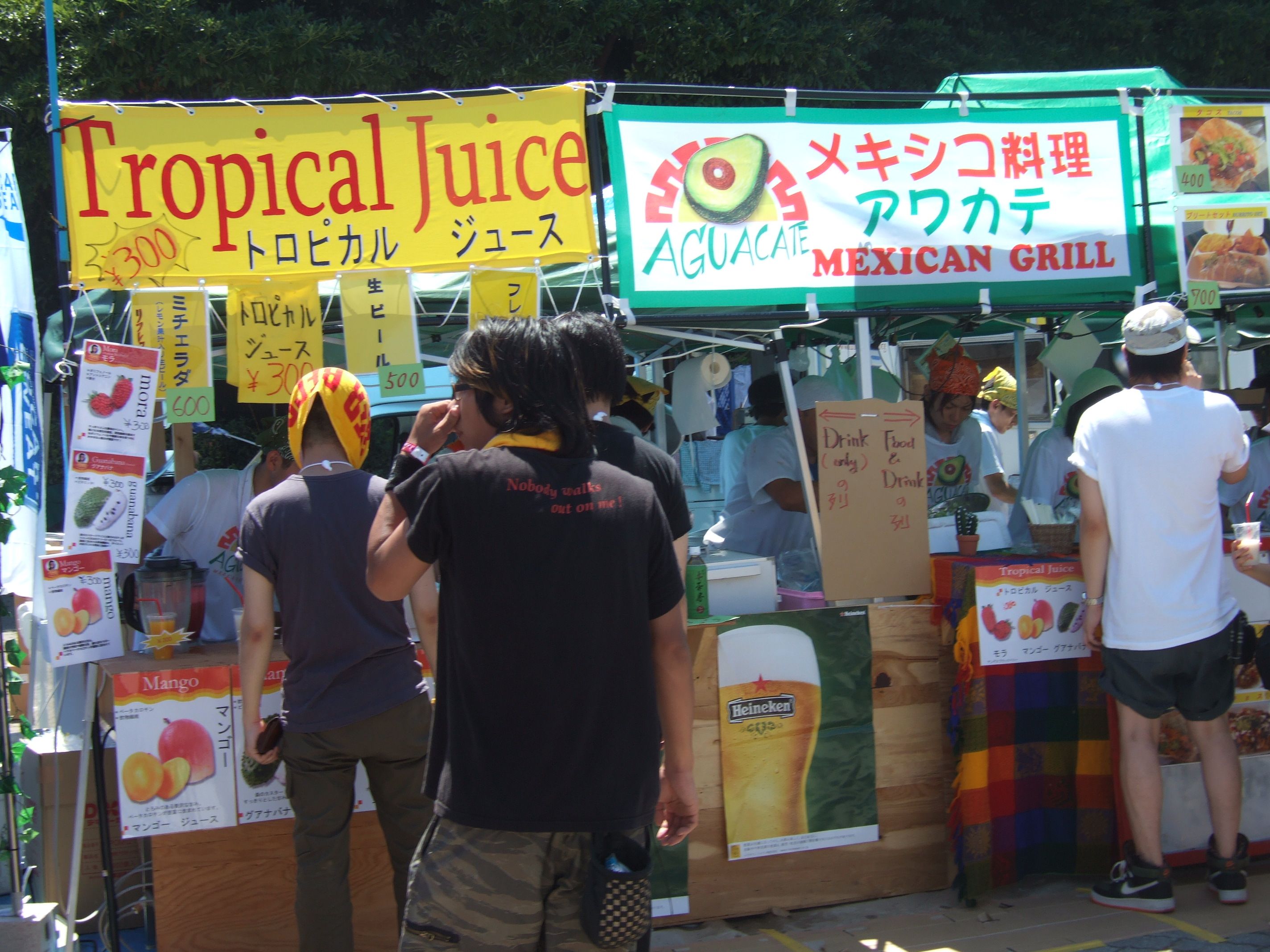 南方の果実のジュースとメキシコ料理の店。