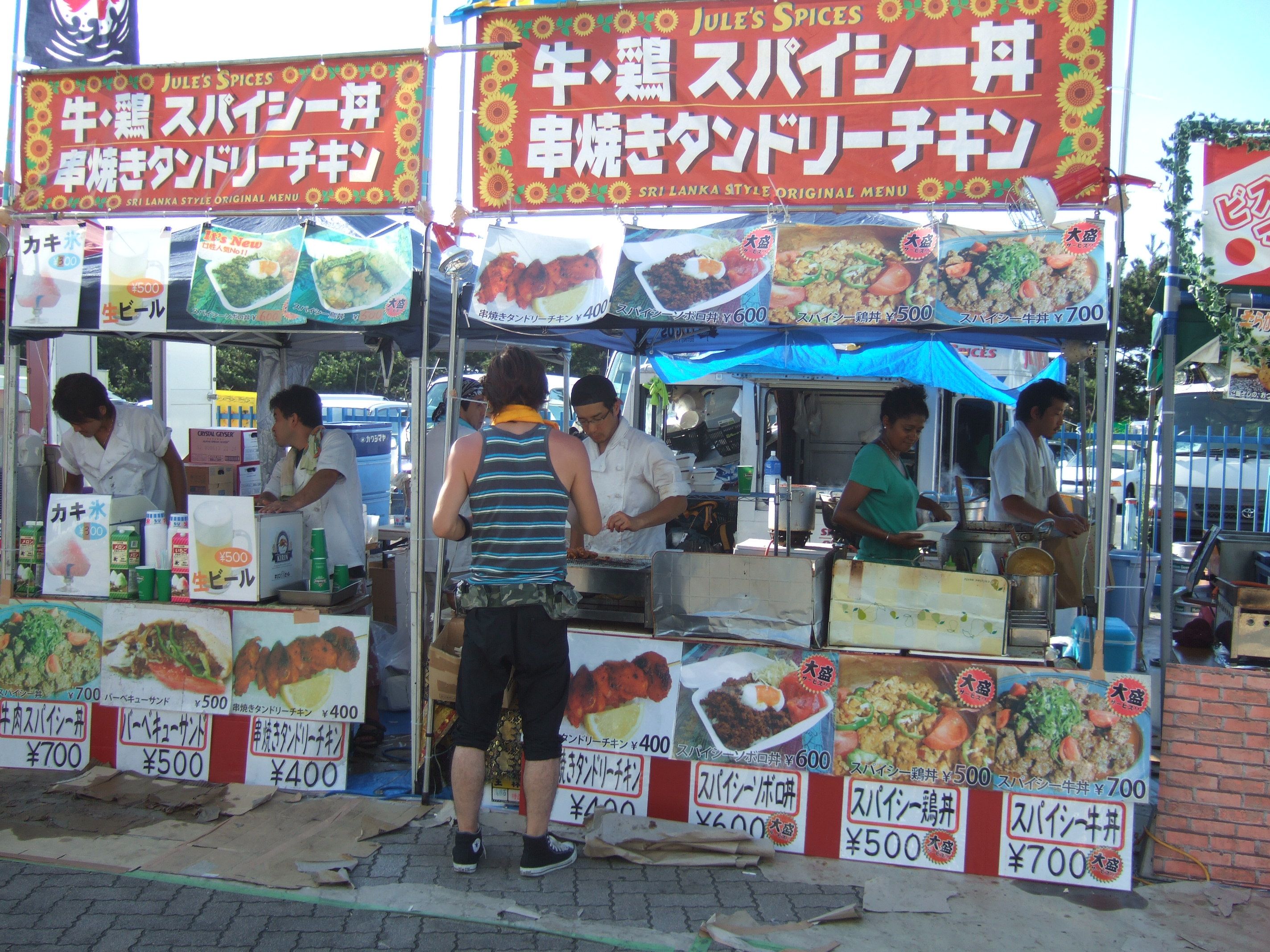 どんぶり物とチキンの店。