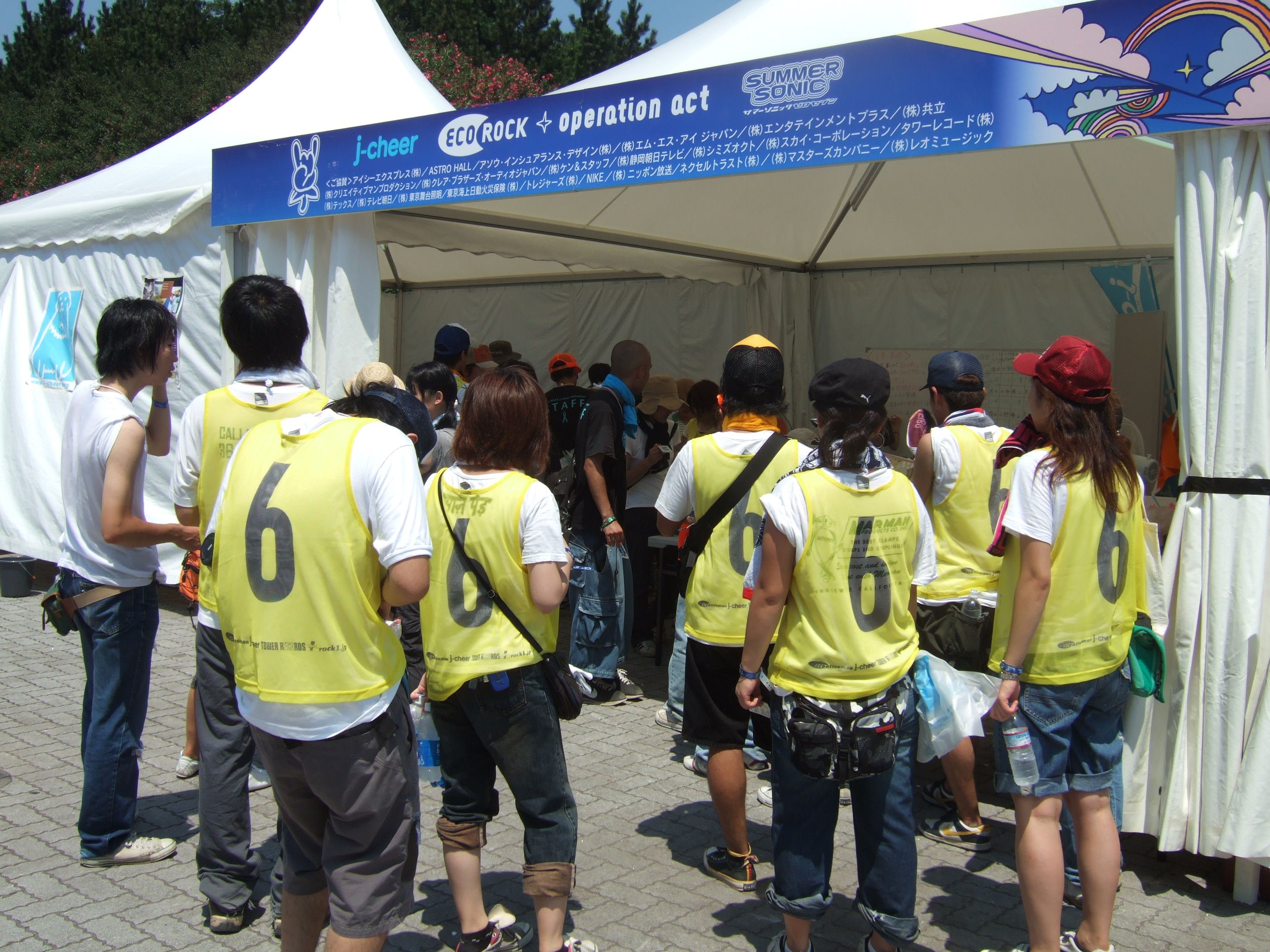 サマーソニックのごみ分別を呼びかけているJ・チアー。