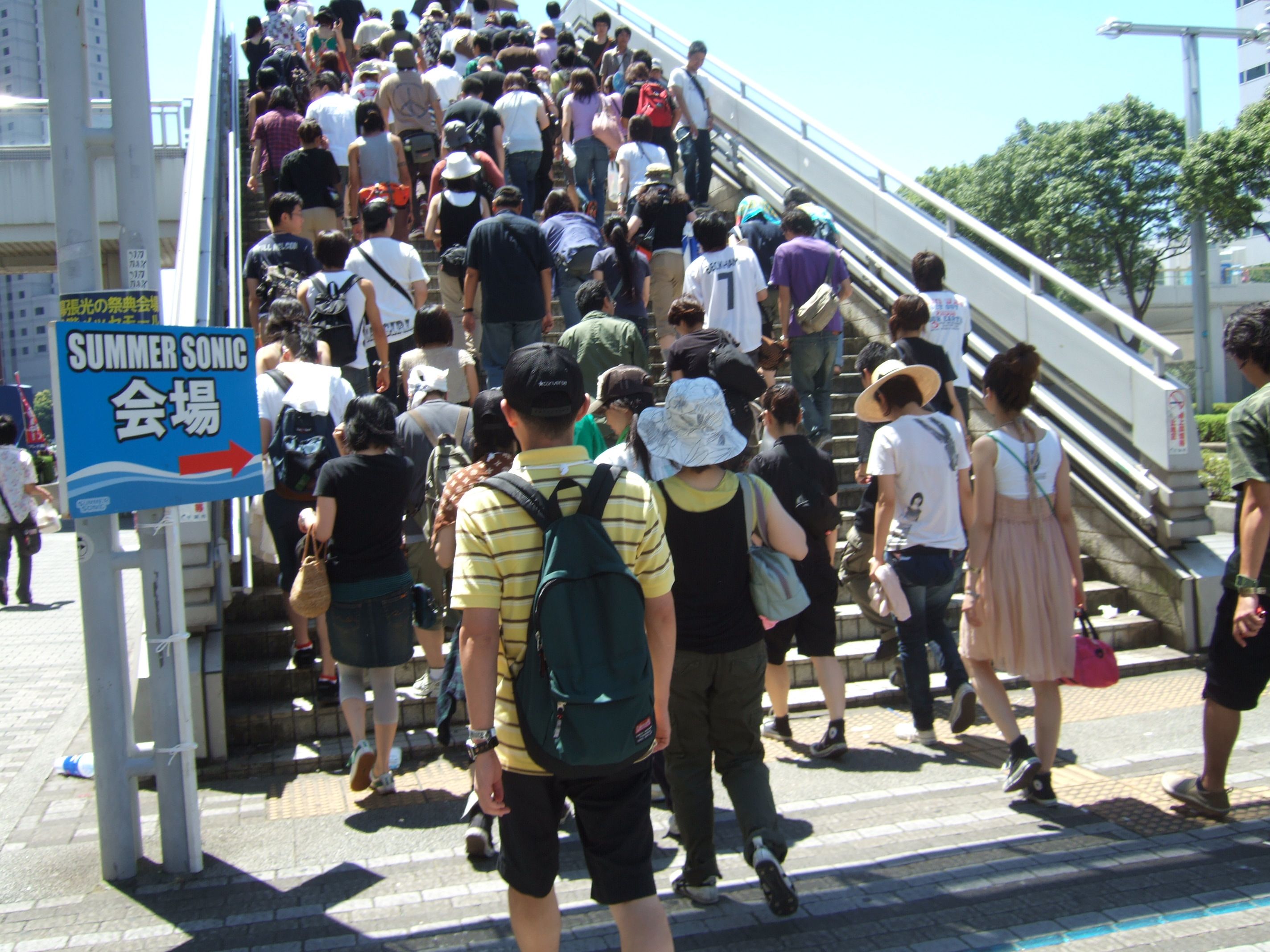 会場までの人波。